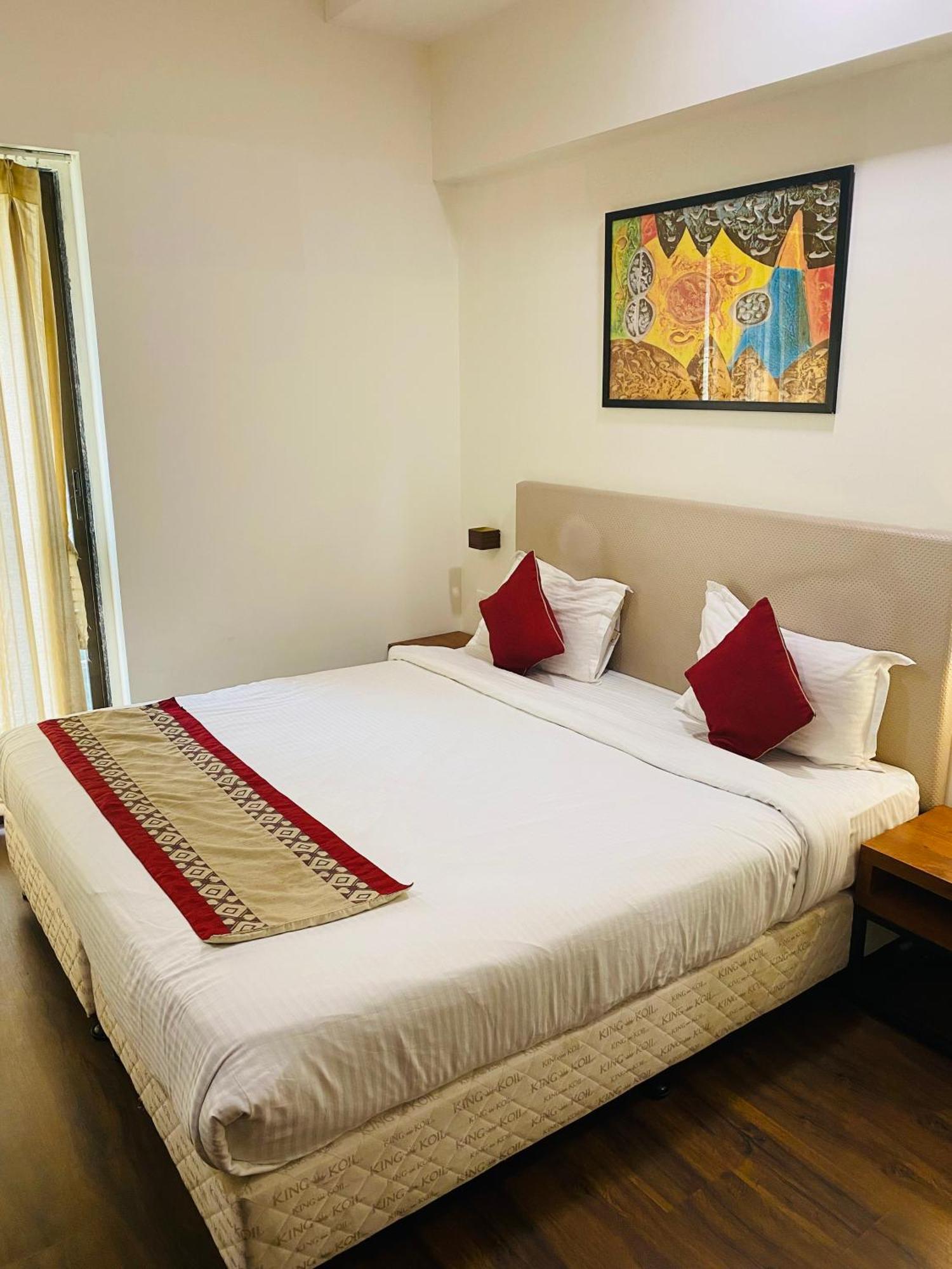 Mumbai House Luxury Apartments Santacruz East, Mumbai Exterior photo