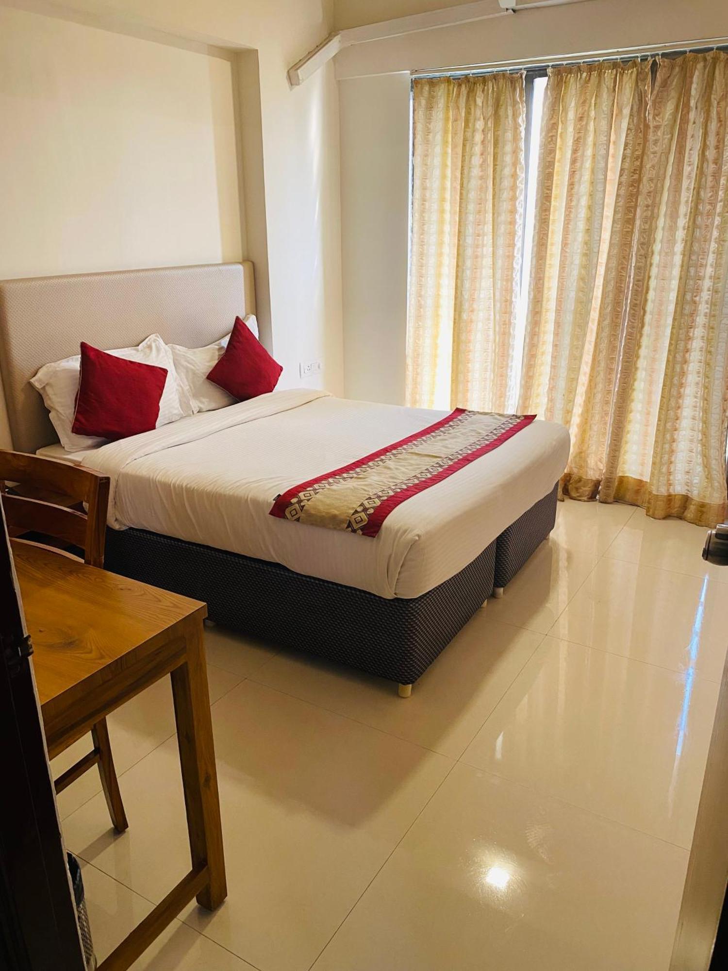 Mumbai House Luxury Apartments Santacruz East, Mumbai Exterior photo