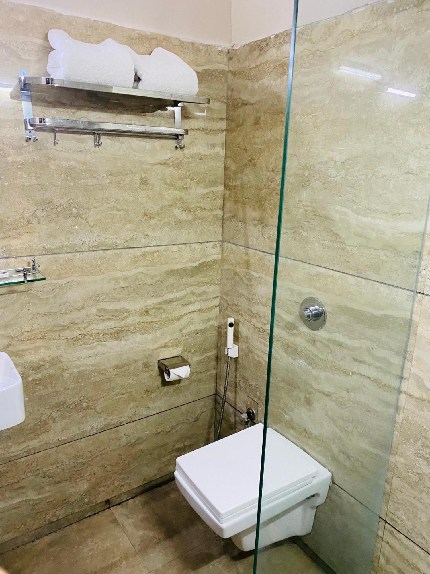 Mumbai House Luxury Apartments Santacruz East, Mumbai Exterior photo