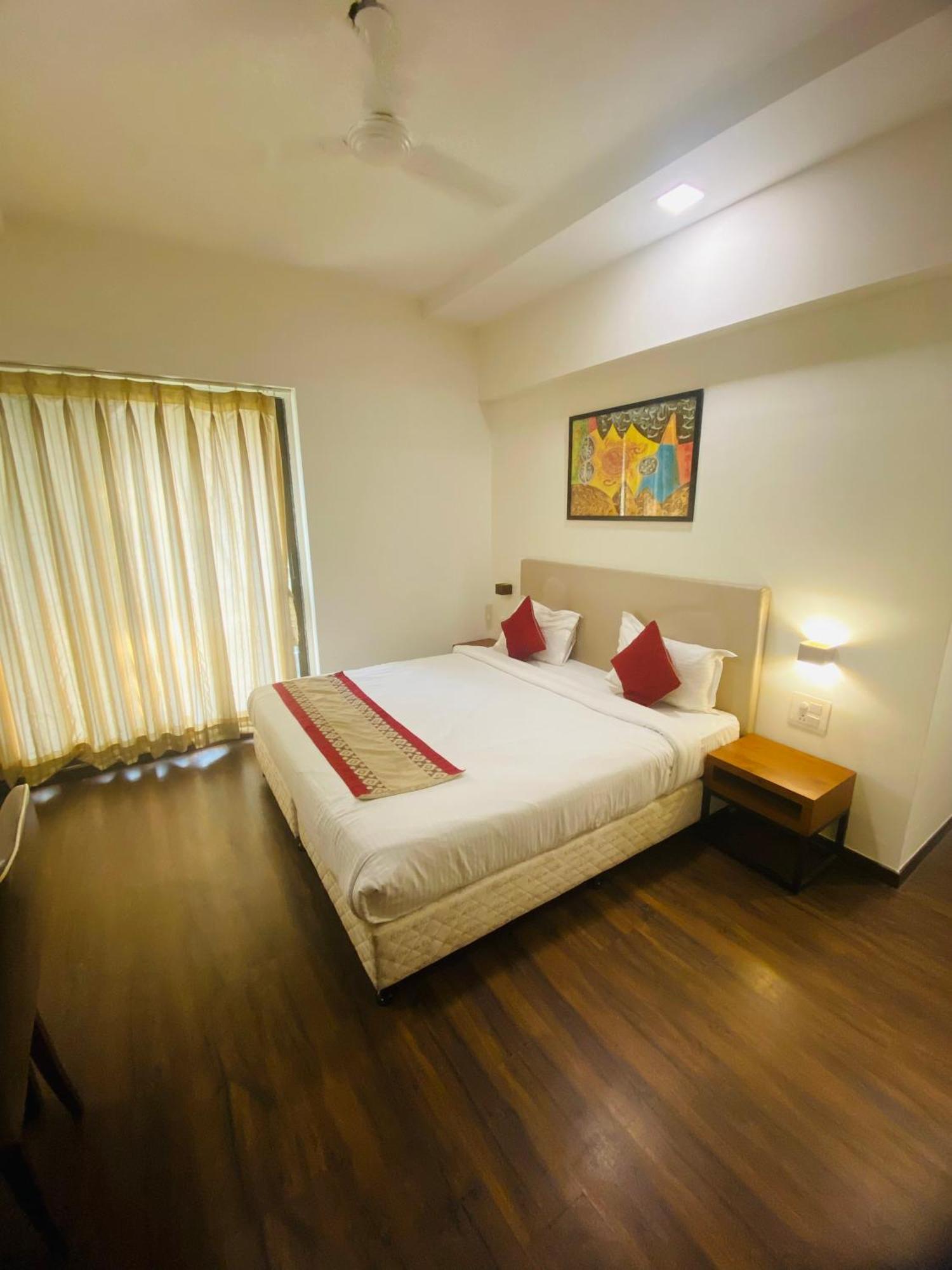 Mumbai House Luxury Apartments Santacruz East, Mumbai Exterior photo