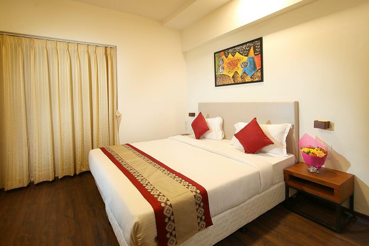 Mumbai House Luxury Apartments Santacruz East, Mumbai Exterior photo